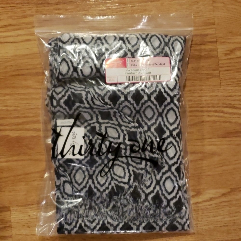 Thirtyone Avenue scarf